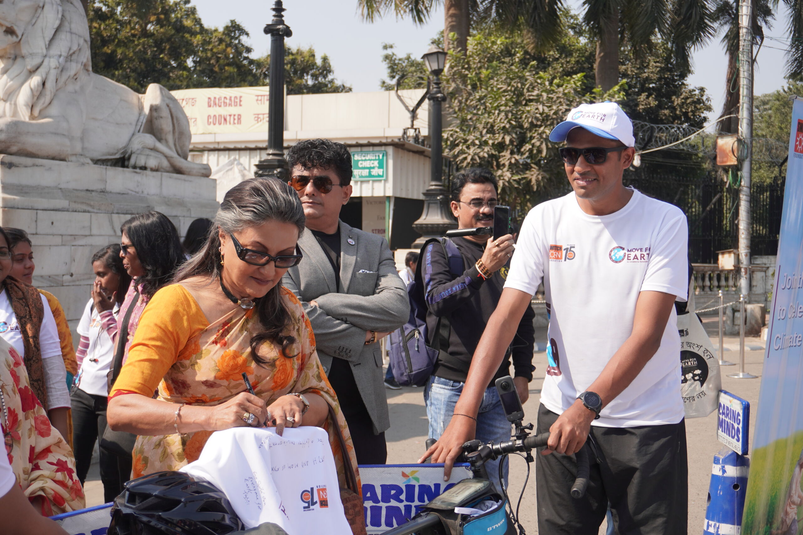 Smt. Aparna Sen & Ms. Andrea Jeske flag off #MoveForEarth, a six-day Cycle Yatra across West Bengal to celebrate & inspire Climate Action